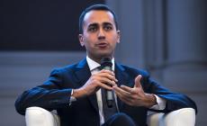 Di Maio: "Il reddito di cittadinanza solo agli italiani". E Salvini applaude