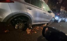 Rubano le gomme e lasciano i mattoni: auto presa di mira in via Po