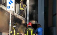 Parcheggio tra Euro e Centro Torri, un'auto ha preso fuoco: 115 in azione