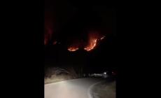 Divampano le fiamme nel buio: incendio alla Pietra di Bismantova - Foto e video 