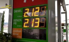 Benzina, il prezzo sale ancora: e al self supera i 2 euro