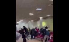 Il vento abbatte una parete, scene di panico all'aeroporto di Palermo - Video
