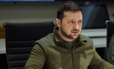 La felpa kaki di Zelensky venduta a 90mila sterline a un’asta di Christie's 