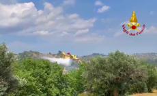 A fuoco boschi nello Spezzino, in azione anche i vigili del fuoco di Parma
