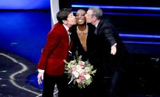 Sanremo, 9,2 mln di spettatori e 57,6% di share per la terza serata