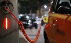 Auto elettrica: l'Italia viaggia a fari spenti