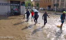 Ancora pioggia su Milano, prosegue l'allerta meteo. In Veneto stop a treni e bus, chiesta la chiusura delle scuole