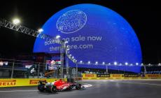 Pole position per Leclerc a Las Vegas, Sainz penalizzato parte 12°