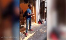 Blitz di Ultima Generazione a Roma: imbrattate le vetrine di via Condotti (e i passanti protestano)  - Video 