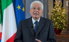 Mattarella: "Avverto un grave vuoto".  La Meloni: "Il Papa della gente, il papa degli ultimi".  Non escluso il viaggio Trump per i funerali