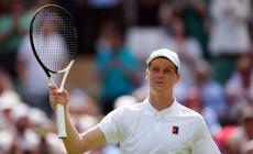 Esordio vincente di Sinner a Wimbledon,  cade subito Musetti, exploit della Cocciaretto