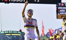 Tappa e maglia gialla per Pogacar al Tour: "Dedicato a Privitera"