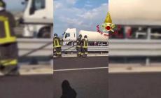 Camion in fiamme sull'autostrada A1, le operazioni di spegnimento: video 