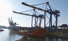 Medov, le operazioni di scarico delle nuove gru al terminal SECH di Genova