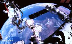 Cina, gli astronauti della Shenzhou-21 impegnati in attivit&agrave; extraveicolari