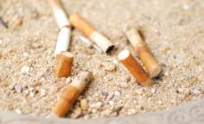 Spiagge italiane, boom di mozziconi e plastica