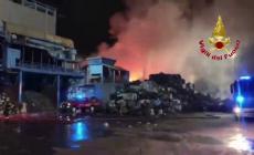 Incendio in azienda di demolizione auto a Bollate, nessuna persona coinvolta