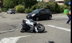 Pomeriggio terribile sulle strade di Parma: scontro auto-scooter, un ferito 