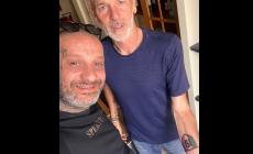 Il Milan sfila per le strade di Milano sul pullman scoperto: tifosi in delirio. E Pioli con il nuovo tatuaggio - Le foto