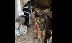 Fabbricato pieno di rifuti sgomberato a San Secondo: soccorso un senzatetto