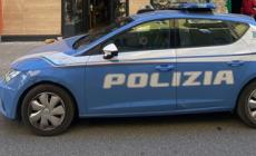 Rubano una borsa da un'auto, scappano e fanno un incidente: interviene la polizia che trova la refurtiva in macchina.  Uno preso e denunciato, l'altro in fuga