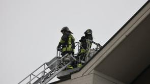 Canna fumaria in fiamme in una villetta a Colorno: vigili del fuoco in azione