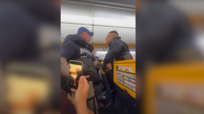 Passeggeri "indisciplinati" trascinati fuori dal volo Ryanair 