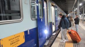 Natale e Capodanno, torna il treno &laquo;Sicilia Express&raquo;. Partenze il 20 e 27 dicembre, da Parma il biglietto costa 27,90 euro. Prenotazioni da domani sabato alle 12