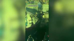 Ballerino Lady Gaga cade dal palco