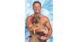 Nel 2026 tornano i sexy pompieri australiani (con un calendario che fa anche del bene)