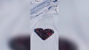 La solidariet&agrave; per le vittime della tragedia di Crans Montana in una coreografia sulla neve