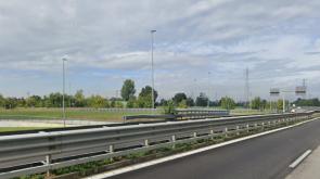 Nella notte, auto contro un muro in tangenziale ovest: un ferito