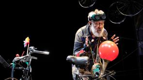 Alessandro Benvenuti tra smarrimenti di vita e teatro cerca il &laquo;Lieto Fine&raquo;