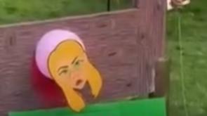 La Meloni "ghigliottinata" al carnevale reggiano: scoppia la polemica - Il video