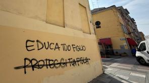 Tornano i vandali: muro di via Bixio deturpato per l'ennesima volta