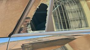 Brutta sorpresa in centro: finestrino rotto, ladri rovistano nell'auto parcheggiata vicino al tribunale