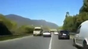 Sorpassi azzardati, svolte improvvise, semafori bruciati: a tutta velocit&agrave;  in fuga dai carabinieri. La corsa finisce con l'auto ribaltata - Video