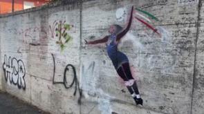 Murale di Paola Egonu vandalizzato: un passante lo ridipinge - Video