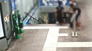 Milano, calci e pugni per una collana d'oro: due arresti