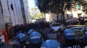 Pisa-Verona, tafferugli fra ultras vicino allo stadio prima della partita - Video