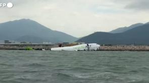 Aereo cargo esce dalla pista a Hong Kong e finisce in acqua: due morti