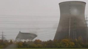 Germania, demolite le torri camino di una centrale nucleare dismessa