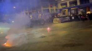 Virtus-Maccabi, manifestanti e agenti si fronteggiano con bombe carta e idranti - Video