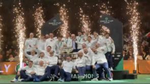 L'Italia vince ancora la Coppa Davis, l'esultanza azzurra sul podio 