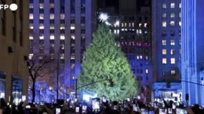 New York, acceso l'albero di Natale al Rockefeller Center