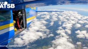 Australia, salvo per miracolo un paracadutista impigliato sull'aereo - Video