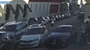 La immobilizza e le strappa orecchini di diamante del valore di centomila euro