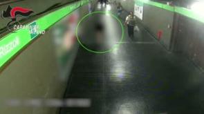 Violenza sessuale su minori, arrestato 19enne ecuadoriano:  seguiva in monopattino le ragazzine fino a casa per violentarle - Video
