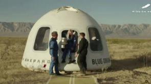 Per la prima volta una donna su sedia a rotelle vola nello spazio