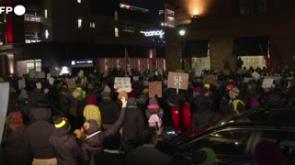 Ancora proteste per la donna uccisa a Minneapolis, i manifestanti davanti all'hotel che ospita agenti federali - Video